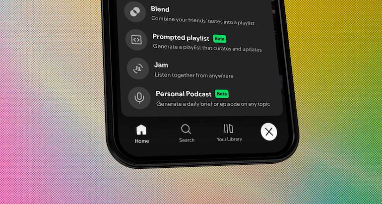 Interfaz de aplicación móvil de Spotify con fondo degradado en tonos rosa y amarillo, mostrando opciones de listas de reproducción y podcasts.
