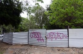 Las mejoras en la plaza Naciones Unidas, del barrio Mburicao, tienen más de un año de atraso.