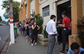 Contribuyentes formaron largas filas en la Municipalidad de Lambaré para renovar sus registros de conducir.