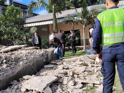 Peritos forenses levantan muestras para determinar causa de derrumbe de edificio en Encarnación.