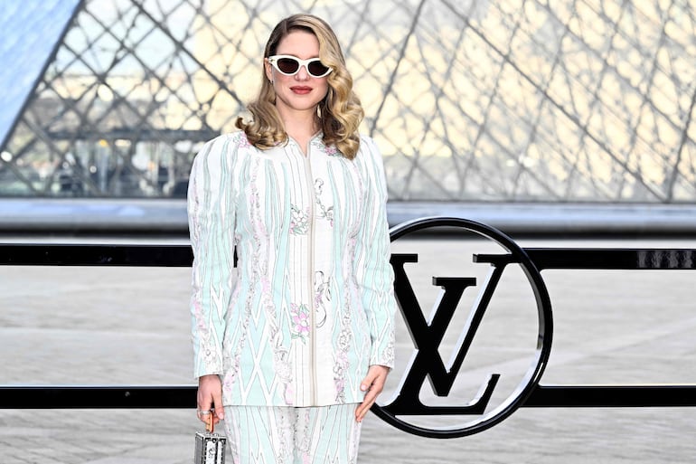 La actriz francesa Lea Seydoux arribó hermosa al encuentro con la moda de Louis Vuitton en el Paris Fashion Week. (JULIEN DE ROSA / AFP)