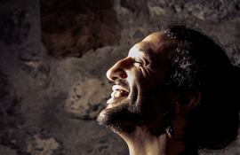 El pianista Nima Sarkechik actuará este sábado 23 en la terraza de la Alianza Francesa.