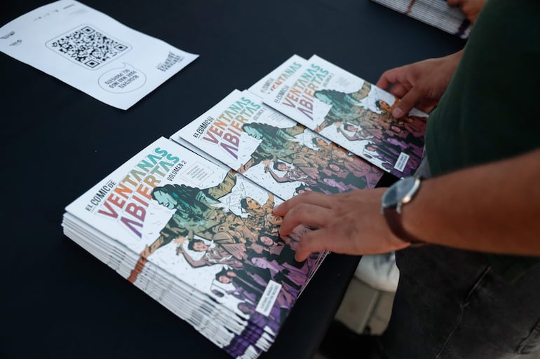 Copias del libro de comics "Ventanas Abiertas".