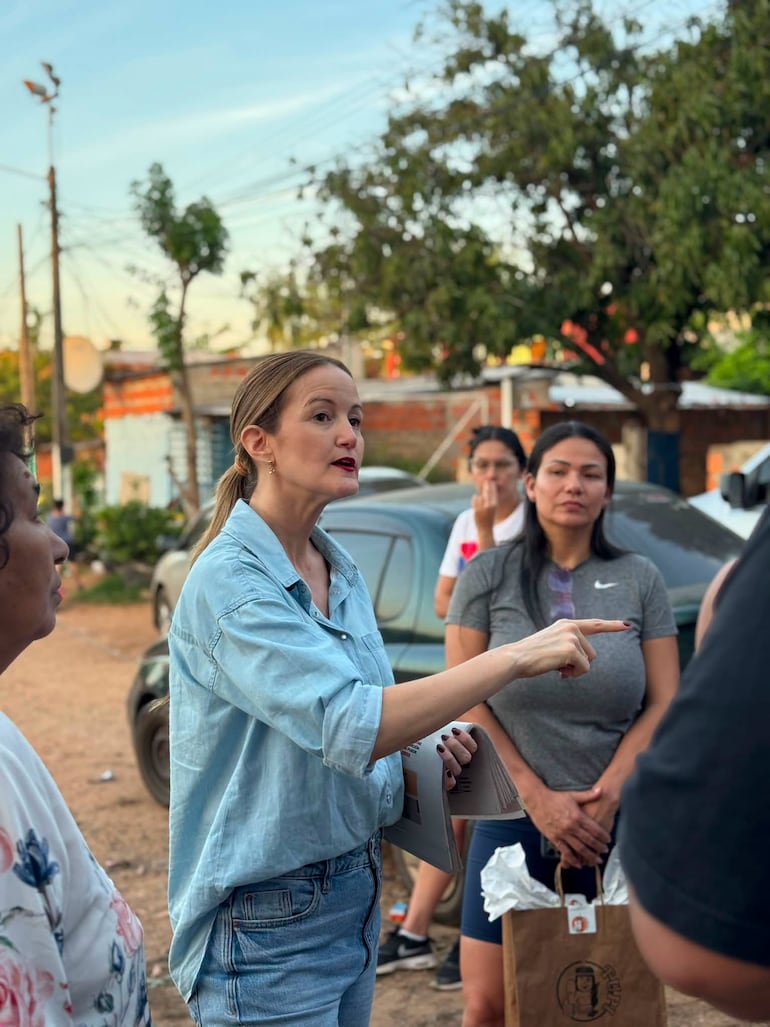 Soledad Núñez en un recorrido de barrio.