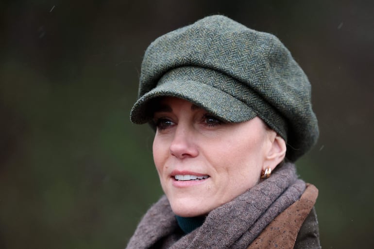 La princesa de Gales fue bien abrigada a la caminata guiada en Peak District. (Ian Vogler / POOL / AFP)