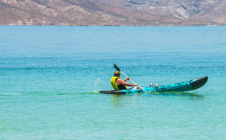 Turista en kayak en Baja California, México.