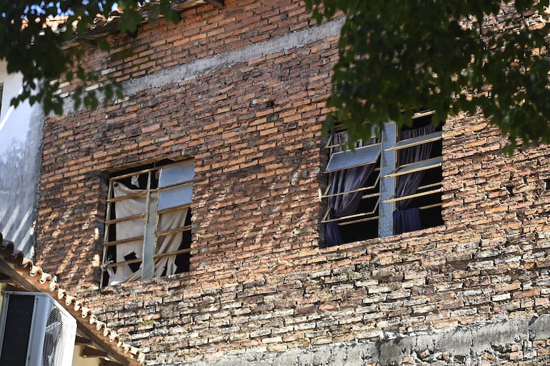 Otra vista del pabellón que debe ser renovado en la escuela del barrio Carlos A. López.