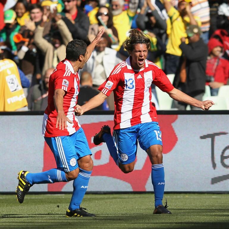 Enrique "Rambert" Vera sale a celebrar el primer tanto de Paraguay, en el encuentro ante Eslovaquia, por la segunda fecha de la fase de grupos del Mundial Sudáfrica 2010.