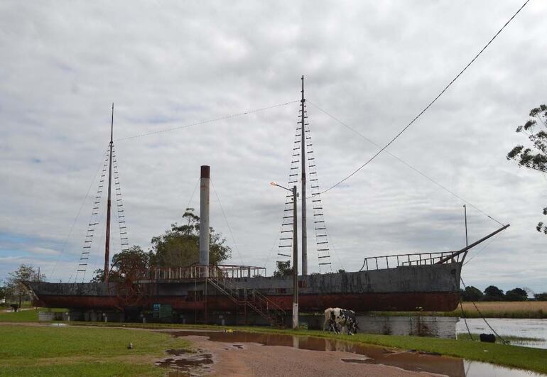 El Parque Nacional Vapor Cué, ubicado en Caraguatay, departamento de Cordillera, es un sitio histórico y turístico que conserva vestigios de la Guerra de la Triple Alianza y rinde homenaje al heroísmo de los marinos paraguayos.