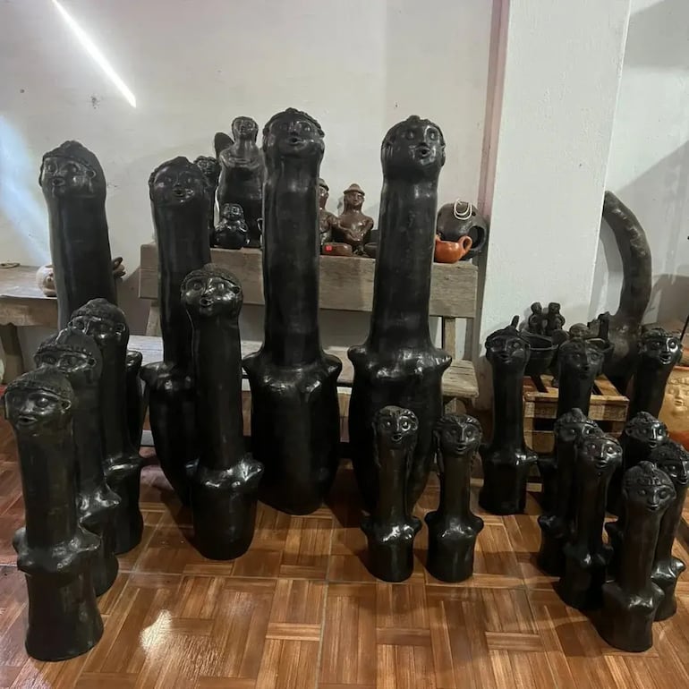 Carolina Noguera está acostumbrada al trabajo duro del barro: buscar y extraer el ñai'u (barro negro) y el caolín (barro blanco) de la cantera, traerlo hasta su casa, mezclarlo, elaborarlo, pulir el objeto elaborado, quemarlo y posteriormente venderlo.