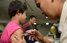 Un niño recibe la vacuna contra la influenza durante la jornada de vacunación en ABC Color.