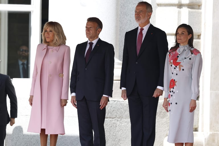 Los reyes Felipe VI y Letizia junto al presidente de Francia, Emmanuel Macron y a su esposa, Brigitte Macron, quienes inician este martes una visita de Estado de dos días. (EFE/J.J. Guillén)