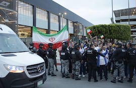 Aficionados reaccionan durante la llegada de la selección de Irán este domingo, al Aeropuerto Internacional de Tijuana (México).