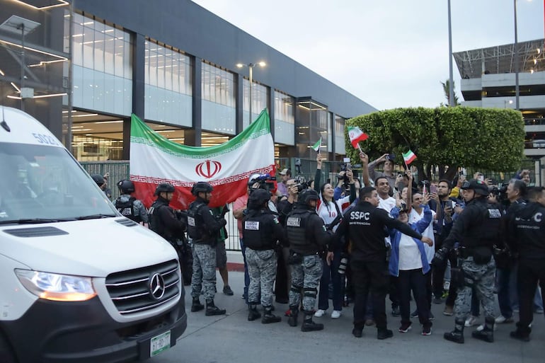 Aficionados reaccionan durante la llegada de la selección de Irán este domingo, al Aeropuerto Internacional de Tijuana (México).