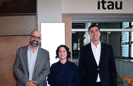 Roberto Galeano, director ejecutivo de la Fundación Itaú, Adriana Ortiz, ministra de Cultura y José Brítez, CEO del Banco Itaú.