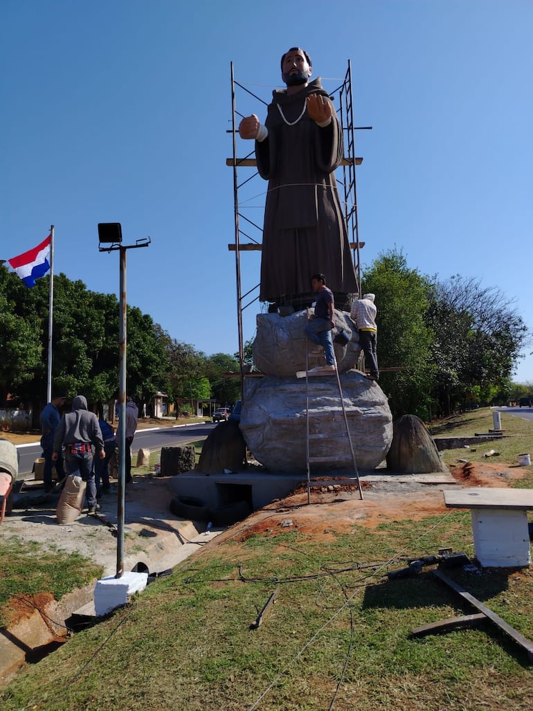 La escultura de San Agustín sorprendió y emocionó a los pobladores de Emboscada.