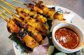 Brochetas satay.