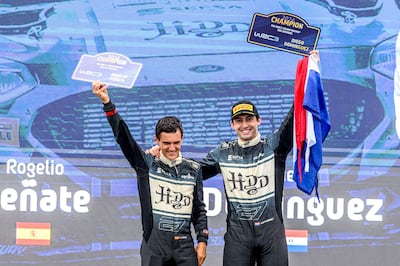 El piloto paraguayo Diego Domínguez Bejarano (d) y el co-piloto español Rogelio Peñate celebran el título de campeón en la World Rally Championship 3.
