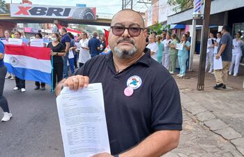 El Licenciado José Báez es uno de los profesionales que están marchando por mejoras para los funcionarios del Hospital de Trauma.