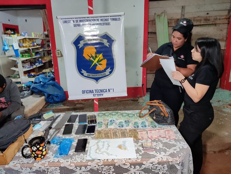 Evidencias incautadas durante allanamiento en San Antonio.