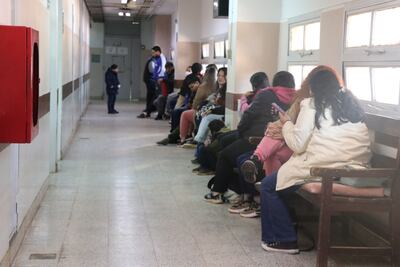 Pasillo lleno de pacientes que buscan atención médica por síntomas respiratorios en el Hospital de Clínicas.