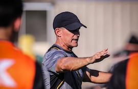 El argentino, Víctor Eduardo Ceferino Bernay (55 años), dirigiendo la sesión de entrenamiento del plantel principal de Guaraní.