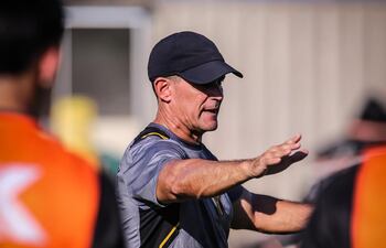 El argentino, Víctor Eduardo Ceferino Bernay (55 años), dirigiendo la sesión de entrenamiento del plantel principal de Guaraní.