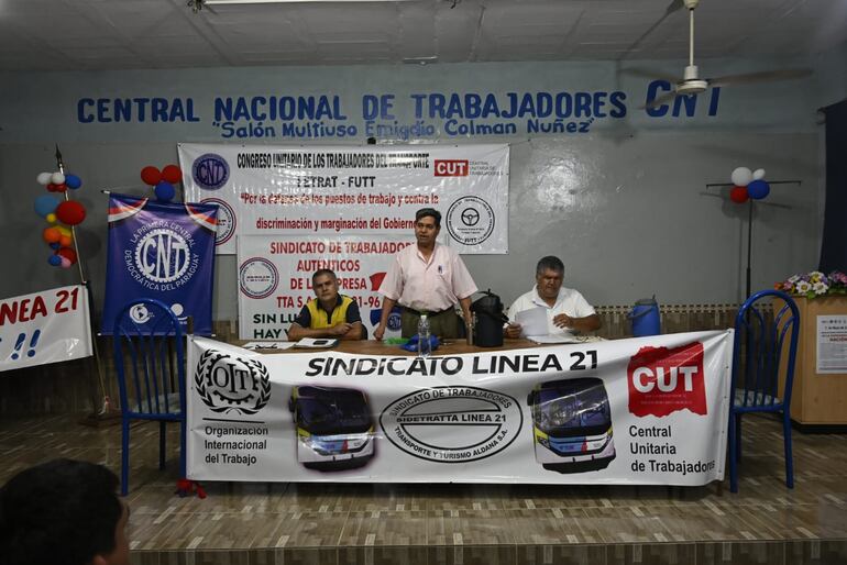 Líderes del gremio de choferes en el Congreso de Trabajadores.