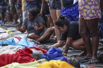 Una mujer llora frente a cuerpos en una calle este miércoles, en Río de Janeiro (Brasil). La operación policial lanzada el martes en Río de Janeiro, la más letal de la historia de la ciudad brasileña, dejó 132 muertos, entre ellos cuatro agentes, según la Defensoría Pública regional.