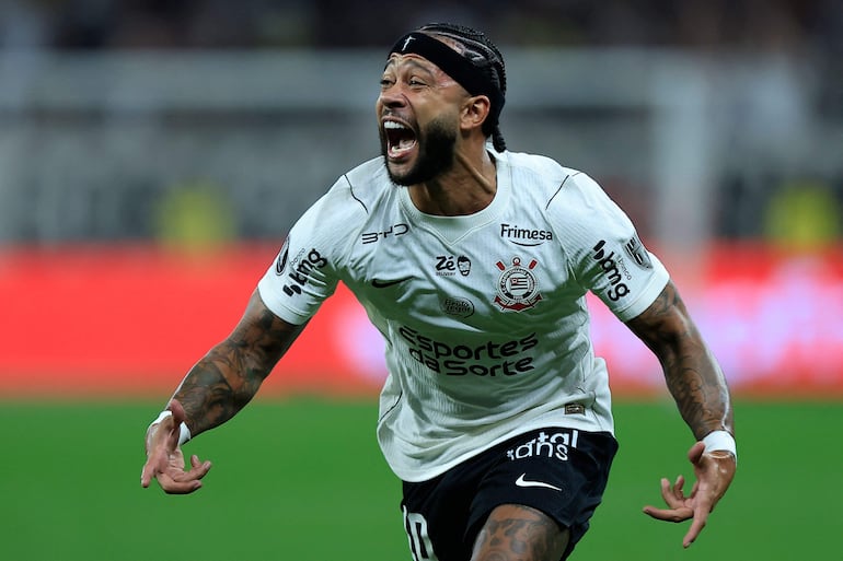 Memphis Depay, mundialista neerlandés de 32 años al servicio del Corinthians.