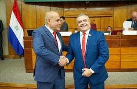El presidente del Senado, Basilio "Bachi" Núñez y Carlos Liseras tras ser investido como senador activo en reemplazo de Hernán Rivas.