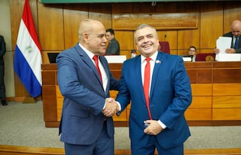 El presidente del Senado, Basilio "Bachi" Núñez y Carlos Liseras tras ser investido como senador activo en reemplazo de Hernán Rivas.
