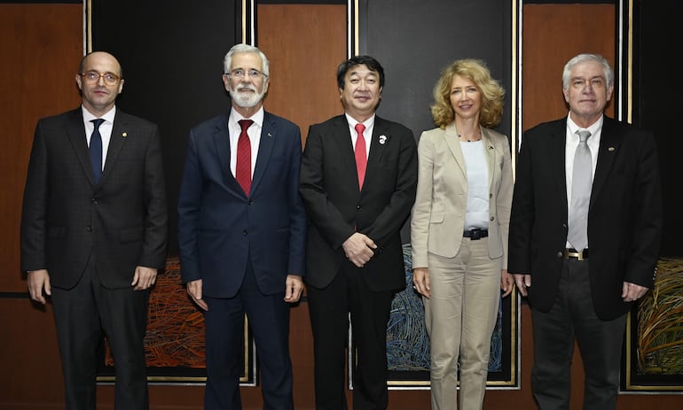 Marcelo Blanco, embajador de Uruguay, José Antonio Marcondes de Carvalho, embajador de Brasil, Katsumi Itagaki, embajador de Japón, Katja Afheldt, embajadora de la Unión Europea y Carlos Jorge Biedermann, presidente de Asoconsular. 