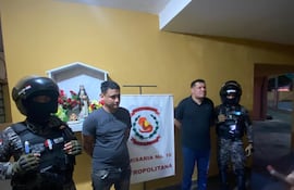 Dos hombres caen en flagrancia mientras intentaban robar un vehículo en Asunción