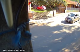 El automóvil del conductor que desenfundó un arma de fuego contra un motociclista, captado en imágenes de circuito cerrado.