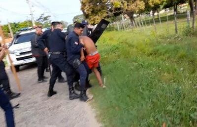 La Policía Nacional detuvo a un supuesto adicto que mantuvo en zozobra a todo un barrio por más de tres horas.