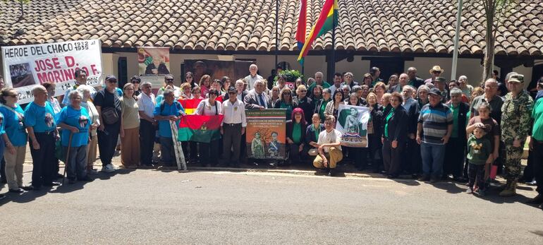 Los familiares de excombatientes posan para la foto del histórico encuentro.