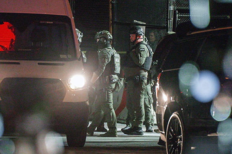 Agentes de la DEA son vistos delante y dentro de una furgoneta que supuestamente transportaba al presidente venezolano Nicolás Maduro en Nueva York, Nueva York (EE.UU.), 03 de enero de 2026. (Nueva York) EFE
