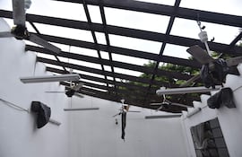 Todo un pabellón destechado en la Escuela Básica N° 343 Manuel Ortiz Guerrero, del barrio Nazareth, en Asunción.