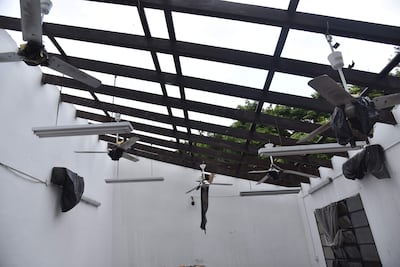 Todo un pabellón destechado en la Escuela Básica N° 343 Manuel Ortiz Guerrero, del barrio Nazareth, en Asunción.