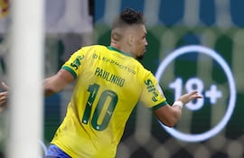 Paulo Henrique Sampaio Filho, más conocido como Paulinho, celebra el tanto que le dio el triunfo a Palmeiras sobre Chapecoense, por la decimoctava ronda del Brasileirão.
