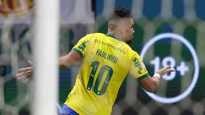 Paulo Henrique Sampaio Filho, más conocido como Paulinho, celebra el tanto que le dio el triunfo a Palmeiras sobre Chapecoense, por la decimoctava ronda del Brasileirão.