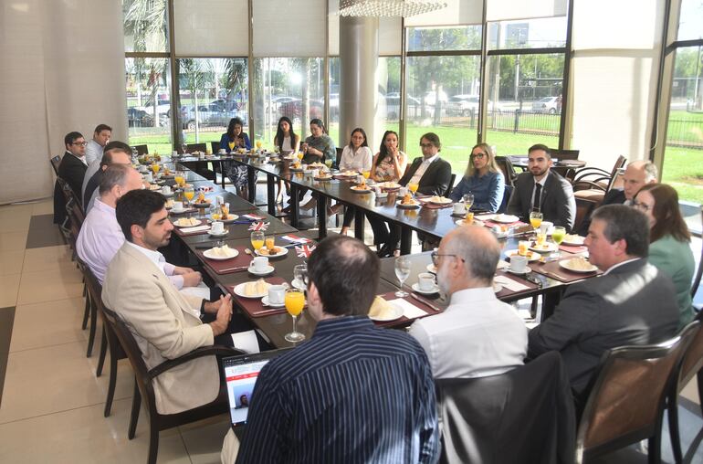 Autoridades locales, representantes de la Cámara de Comercio Paraguayo Británica y de la embajada del Reino Unido en el Paraguay se reunieron con Fabian Hamilton, enviado comercial del Reino Unido para el Cono Sur.