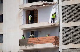 Personas trabajan en un edificio afectado por el doble terremoto ocurrido hace un mes, este viernes en Caracas (Venezuela).
