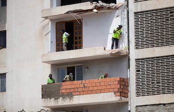 Personas trabajan en un edificio afectado por el doble terremoto ocurrido hace un mes, este viernes en Caracas (Venezuela).