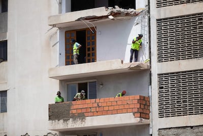 Personas trabajan en un edificio afectado por el doble terremoto ocurrido hace un mes, este viernes en Caracas (Venezuela).
