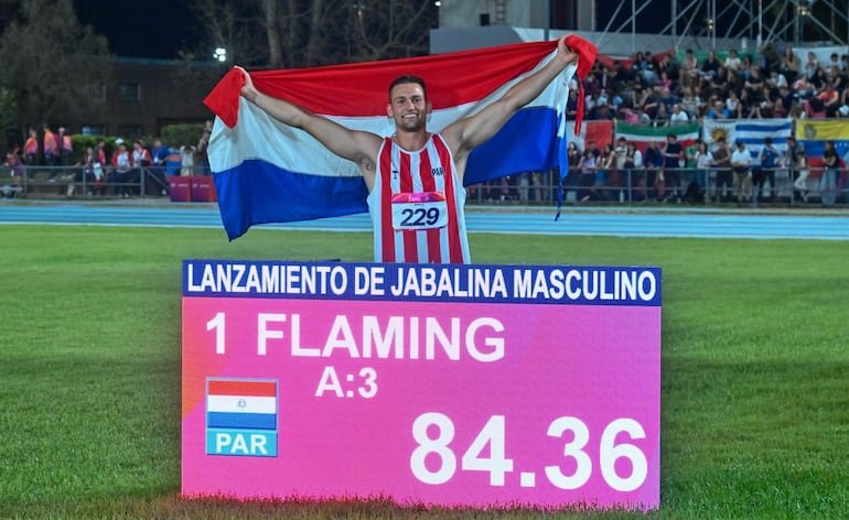 Lars posando con el testimonio del récord obtenido, lanzando la jabalina 84.36 metros.