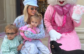 Paris Hilton con sus hijos London y Phoenix posando junto al conejo de Pascua.
