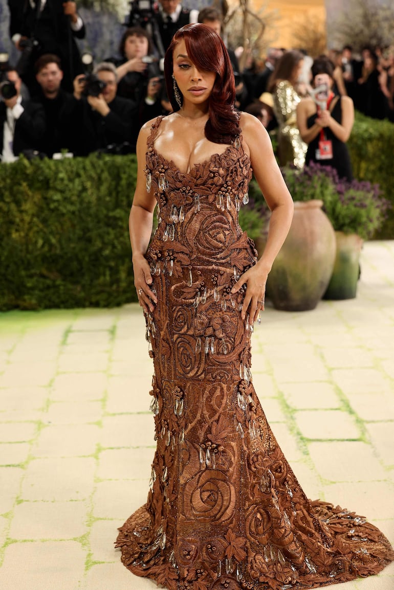 La La Anthony luciendo su escultural figura en un maxivestido marrón a su llegada al Museo Metropolitano de Arte de Nueva York. (Julian Hamilton/Getty Images/AFP)
