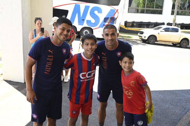 Alan Núñez y Gustavo Velázquez con unos pequeños hinchas del Ciclón